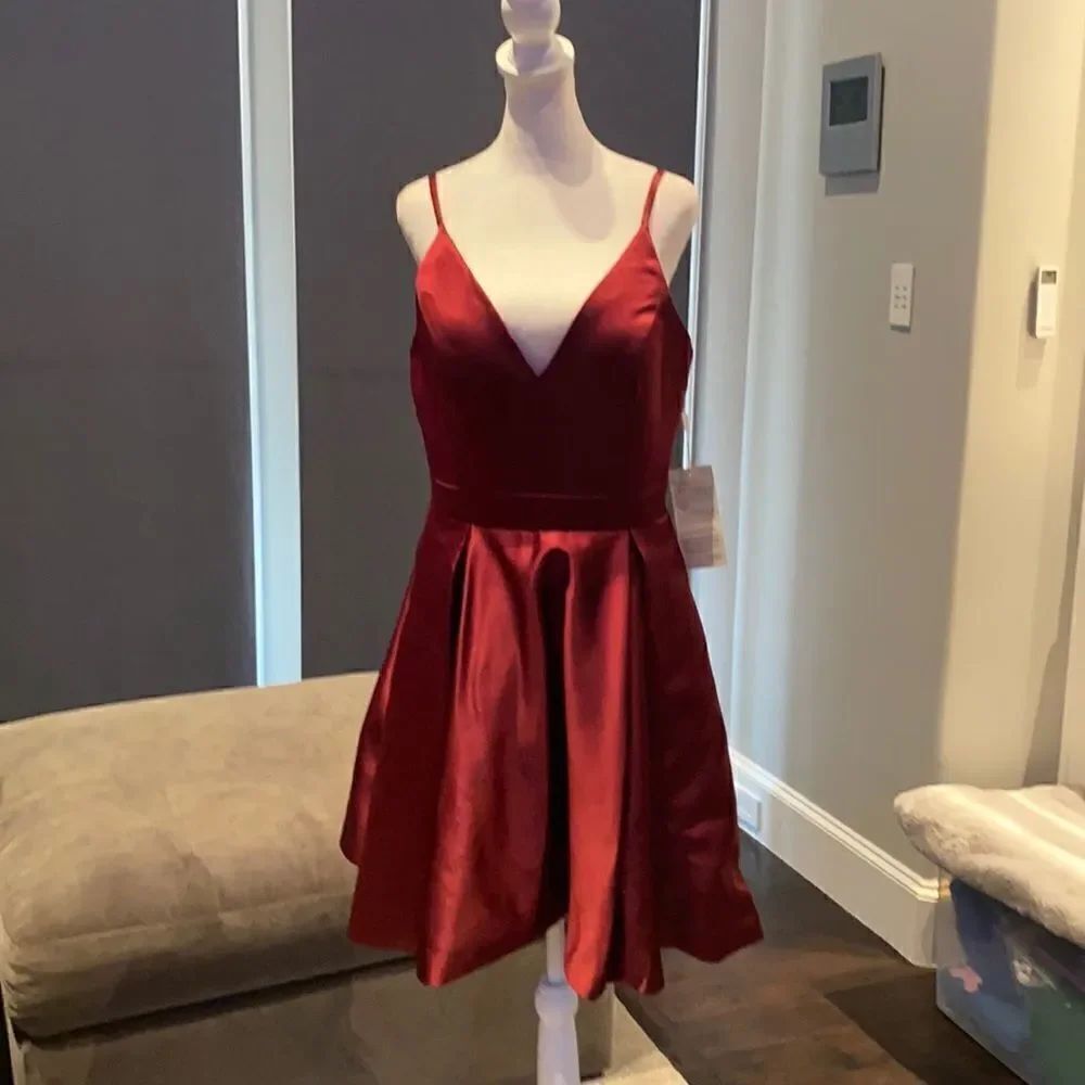 Women’s Burgundy Short Prom Party Dress NWT Medium